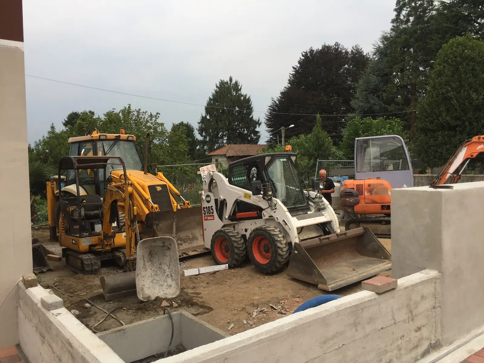 Mezzi da lavoro operativi in un cantiere edile