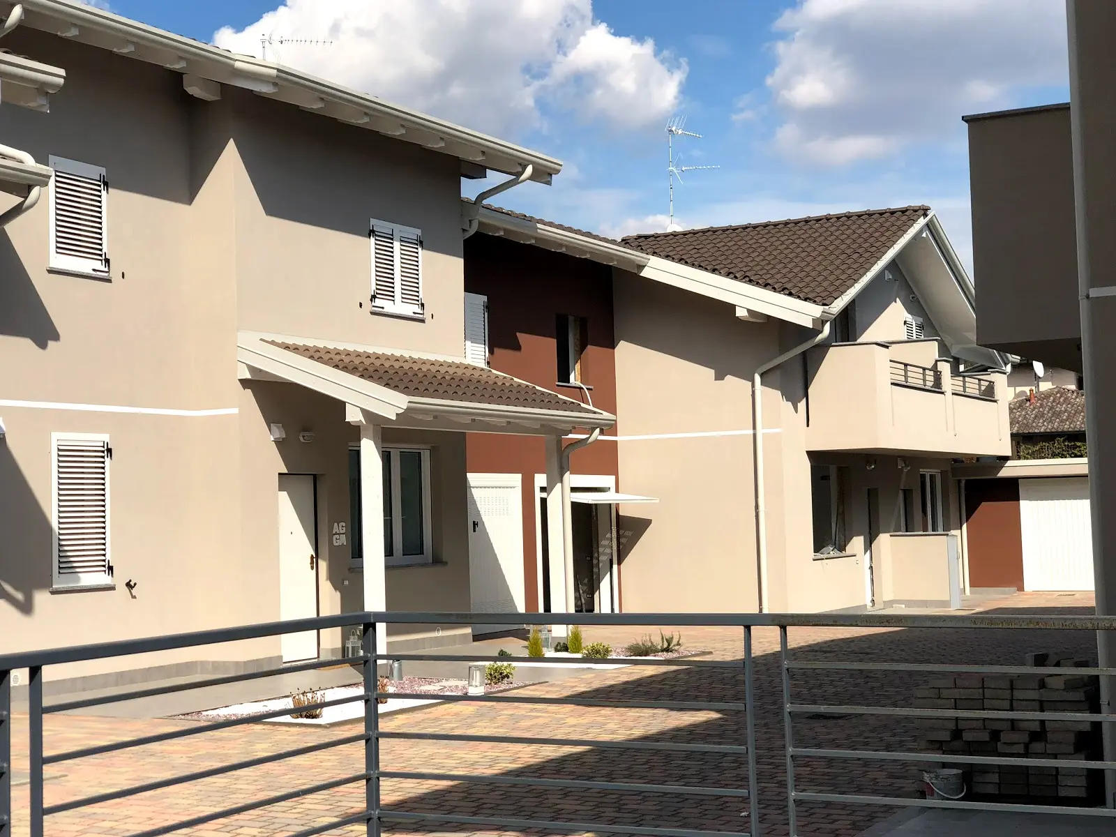 Complesso residenziale completato con facciate e spazi esterni